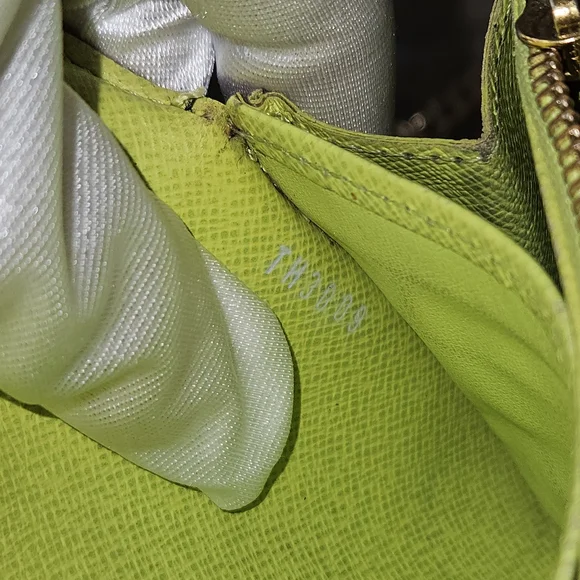 Louis Vuitton Murakami Monogram Sarah Wallet with Elegant Crossbody Chain - Picture 8 of 11